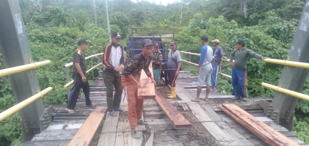 Desa Bukit Makmur Tambal Sulam Jembatan Rusak