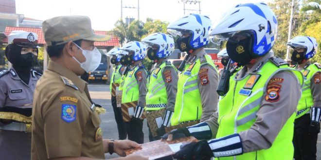 Wawali Serahkan Piagam kepada 12 Personel Sat Lantas Polres Bengkulu