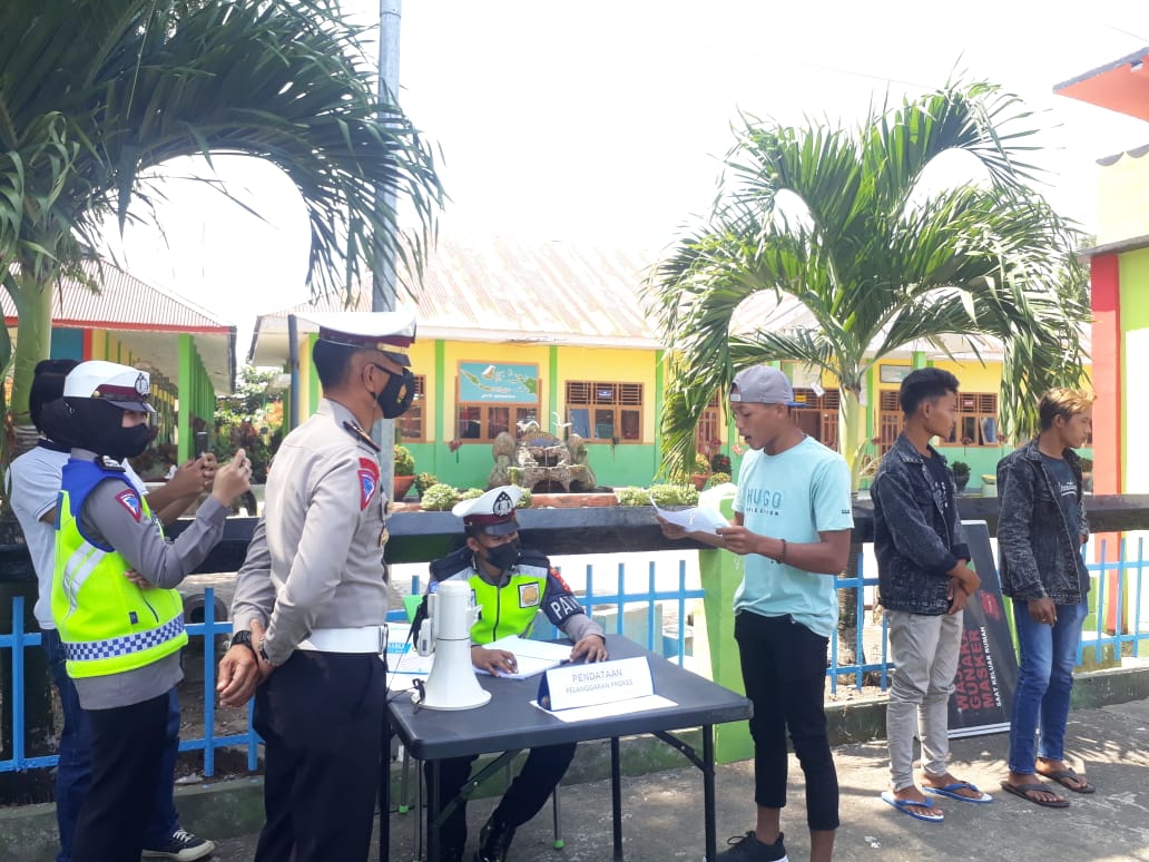Langgar Prokes, Pengendara di Perbatasan Bengkulu-Sumbar Diminta Nyanyi Indonesia Raya