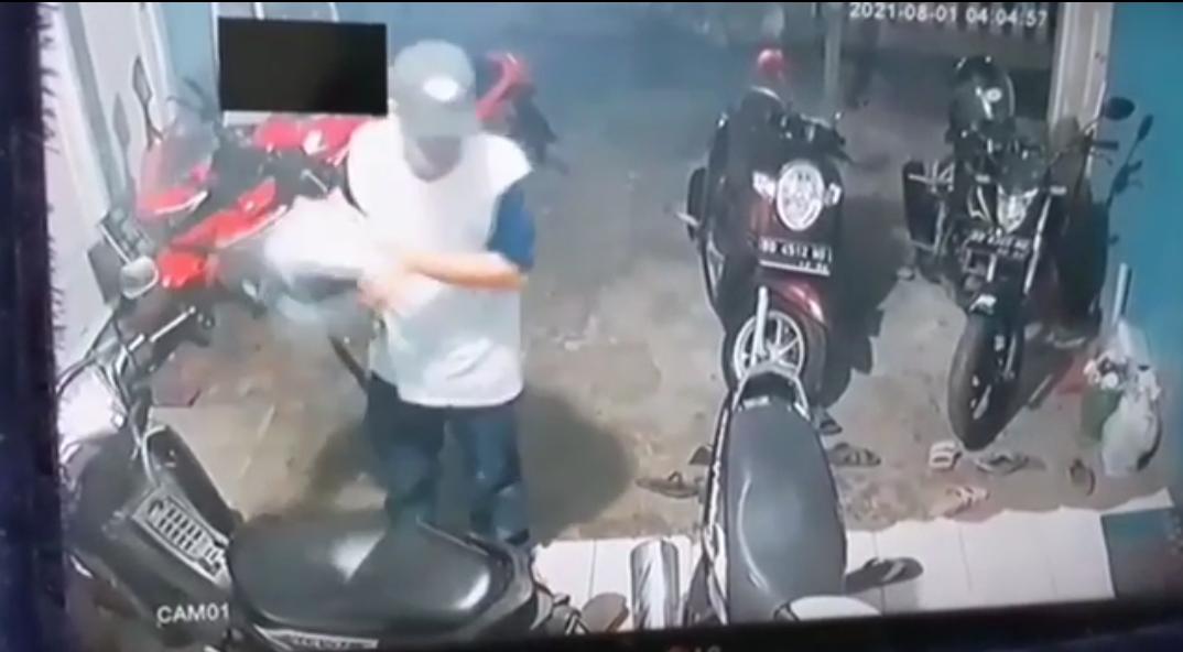 Pelaku Curanmor yang Terekam CCTV di Tanah Patah Diburu Polisi