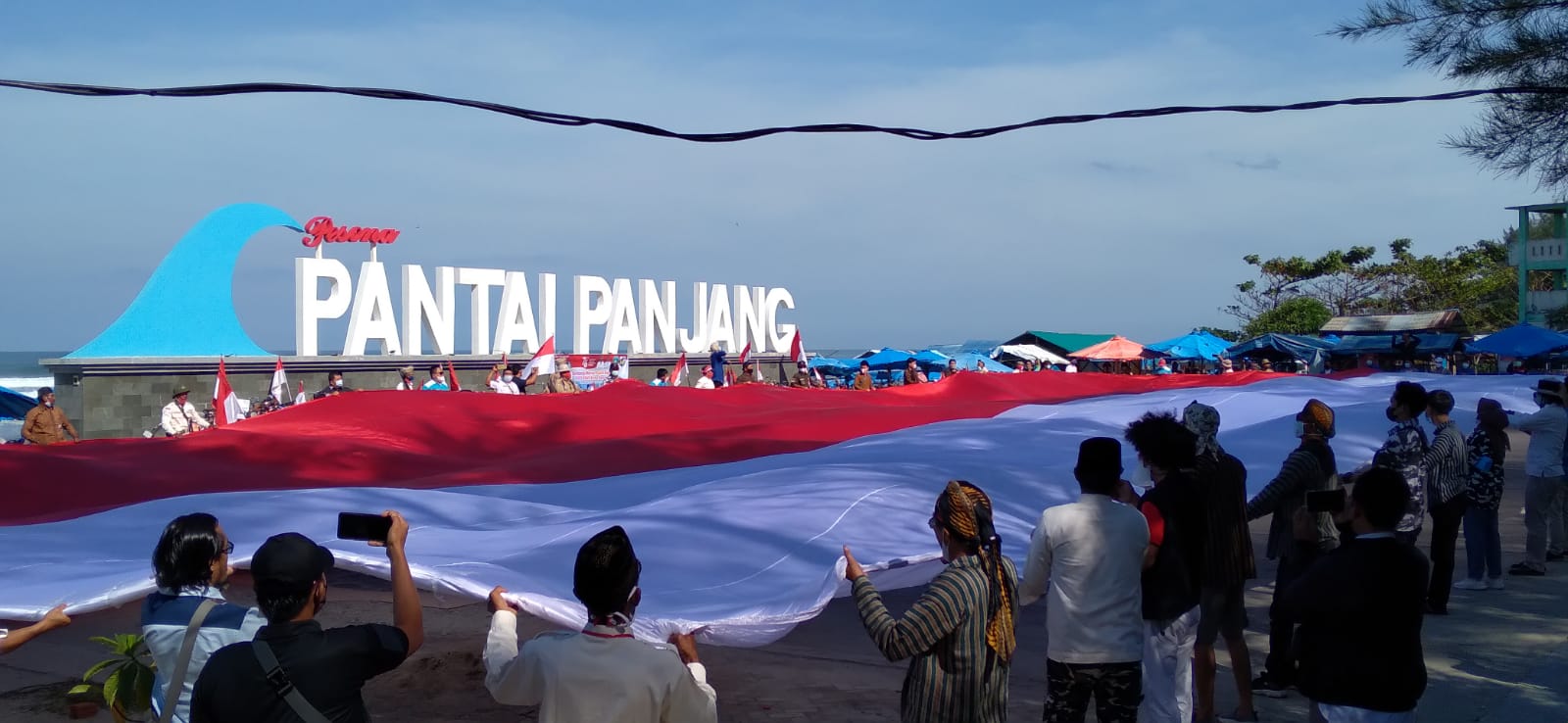 Bendera Raksasa di Pantai Panjang