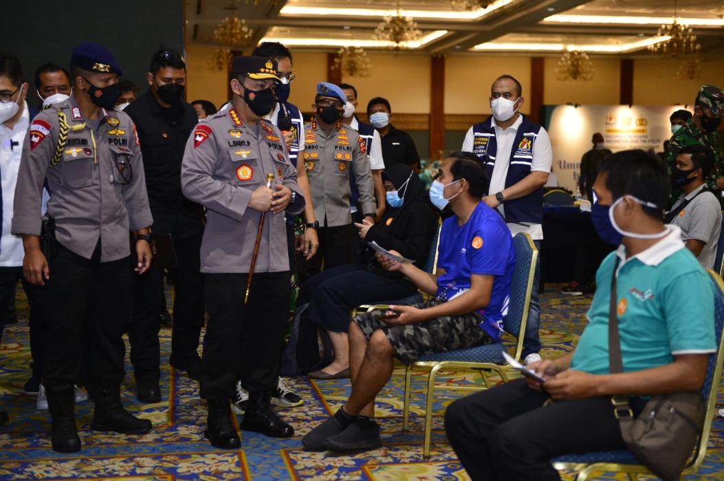 Kapolri Lepas Bus Vaksinasi Keliling Sasar Warga yang Tak Terjangkau