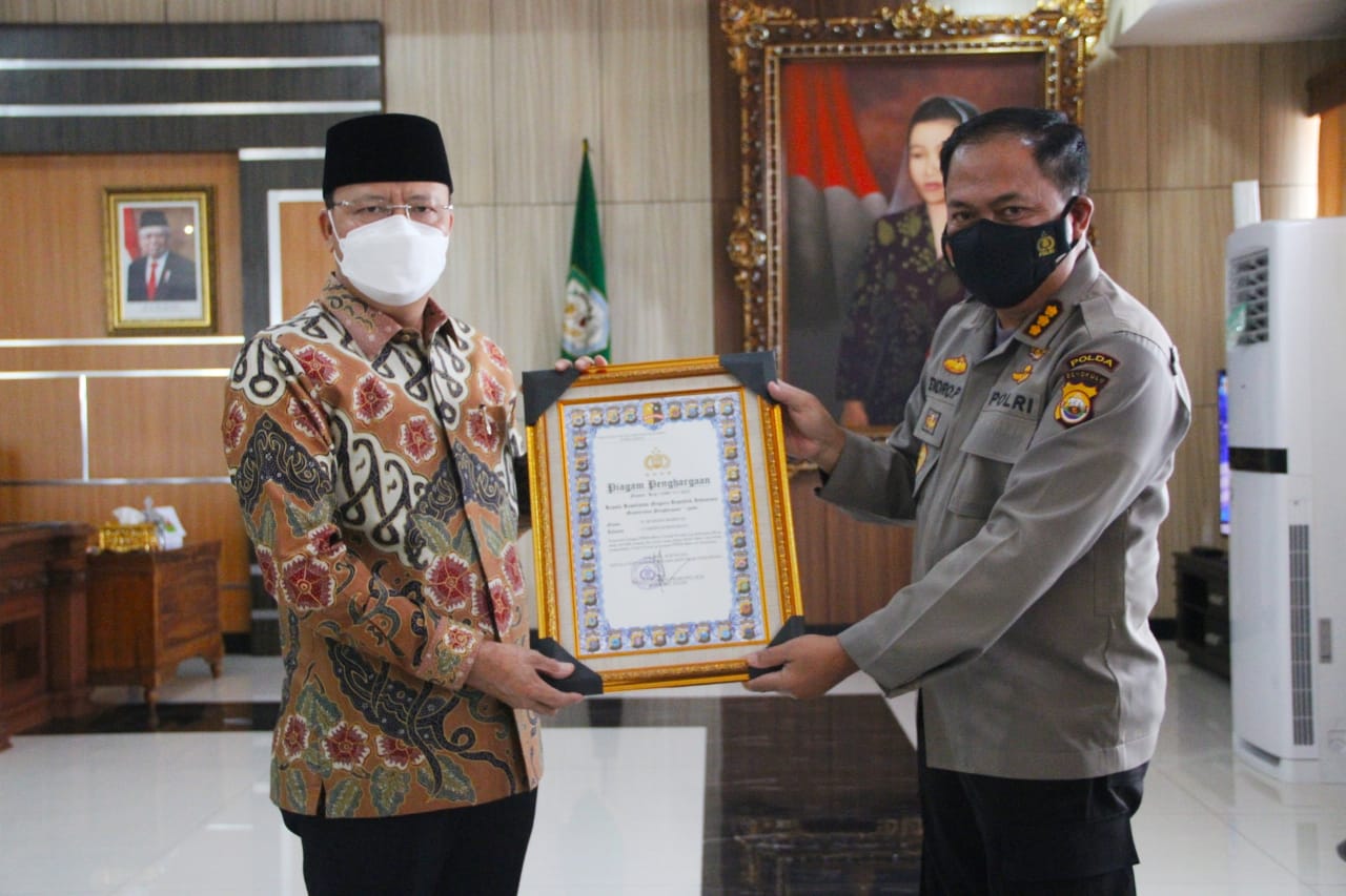 Gubernur Rohidin Terima Pin Emas dan Penghargaan dari Kapolri