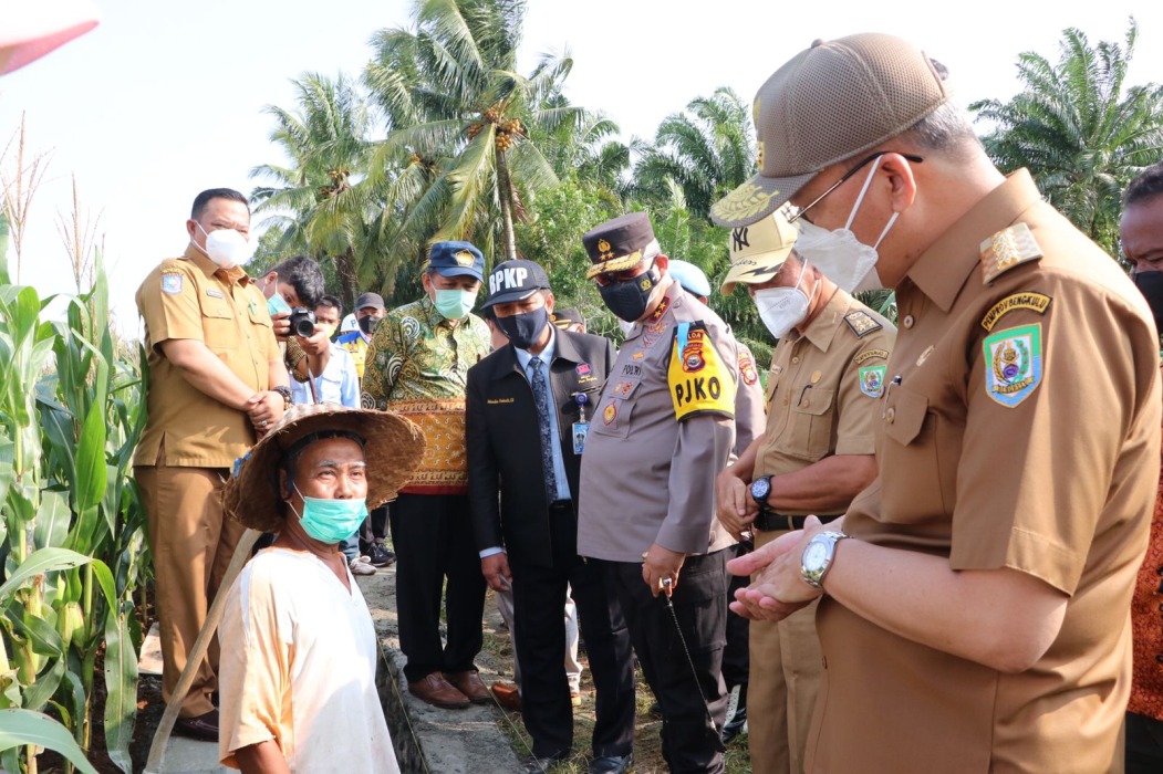 Kapolda Bengkulu dan Gubernur Bengkulu Tinjau Pembangunan Jaringan Irigrasi Seluma