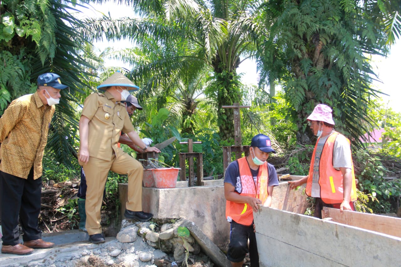 Gubernur Rohidin Tinjau Program Padat Karya Tunai