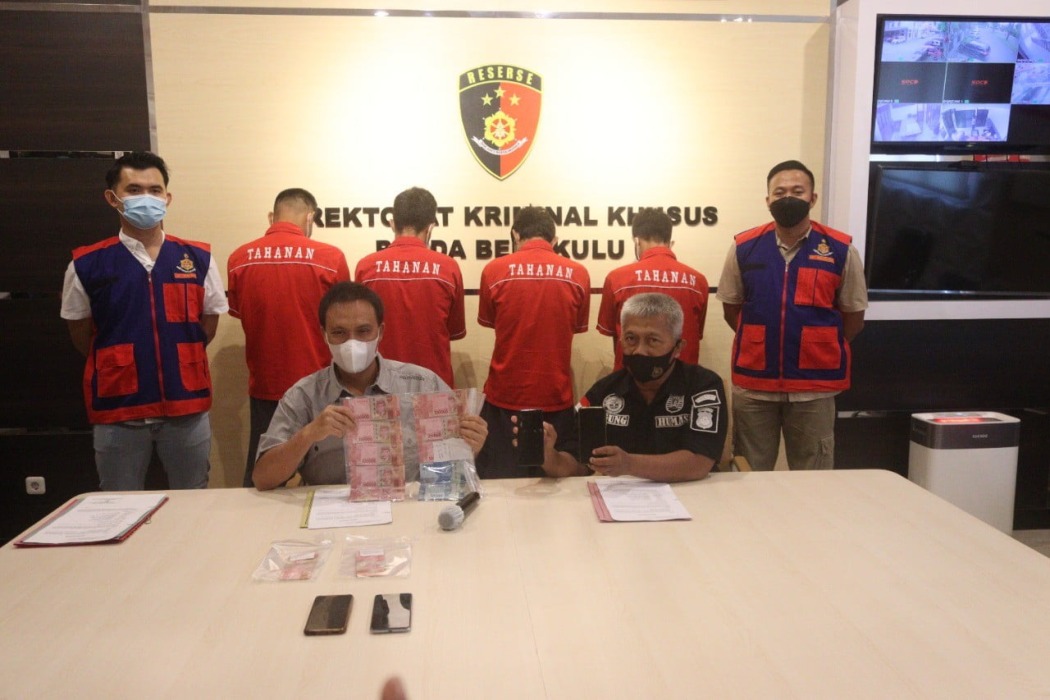 Potong Dana Bansos UMKM, Empat Perangkat Desa Air Napal Ditangkap