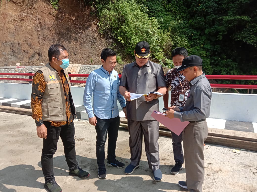 Anggota Komisi III DPRD Provinsi Tinjau Pengerjaan Jalan di Bengkulu Selatan