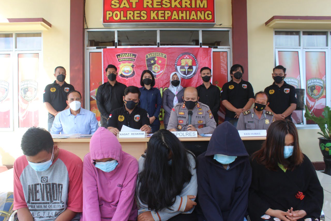 Polisi Amankan Satu Pria dan Empat Wanita ‘Open BO’ di MiChat