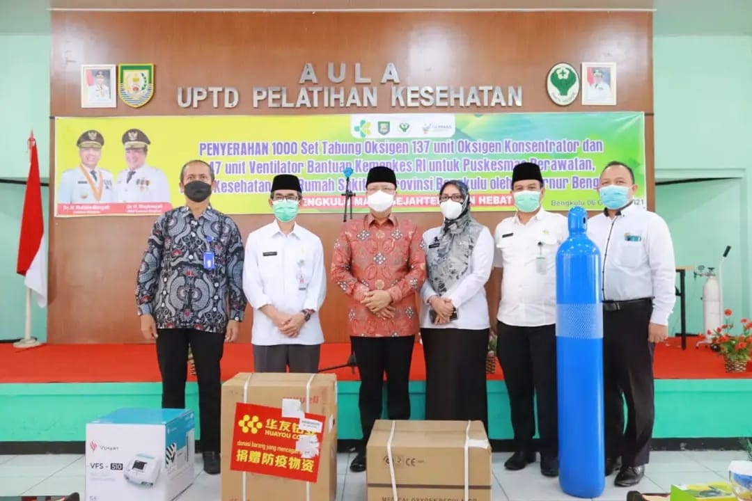 Rohidin Bagikan 1000 Tabung Oksigen ke Daerah