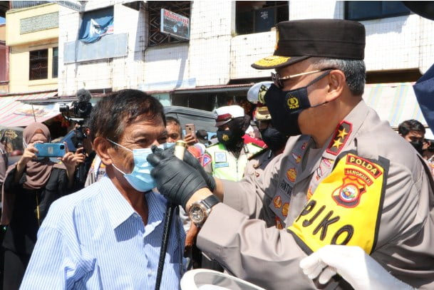 Polda Bengkulu Bagikan 10.000 Masker dan Vaksin Gratis di Pasar Panorama