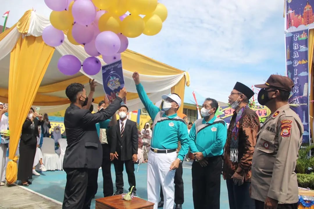 Gubernur Lepas Balon ke Udara Buka Praditna Cup IX
