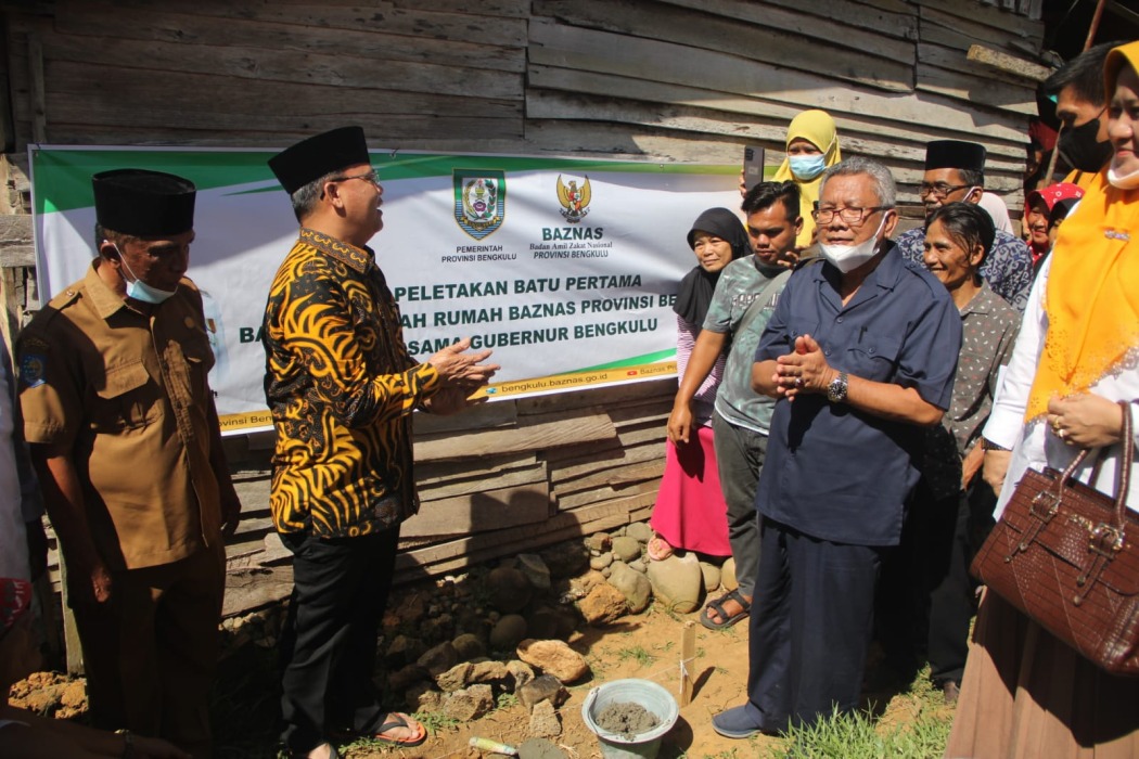 Bantuan Bedah Rumah BAZNAS Ibu Elmiati Dimulai
