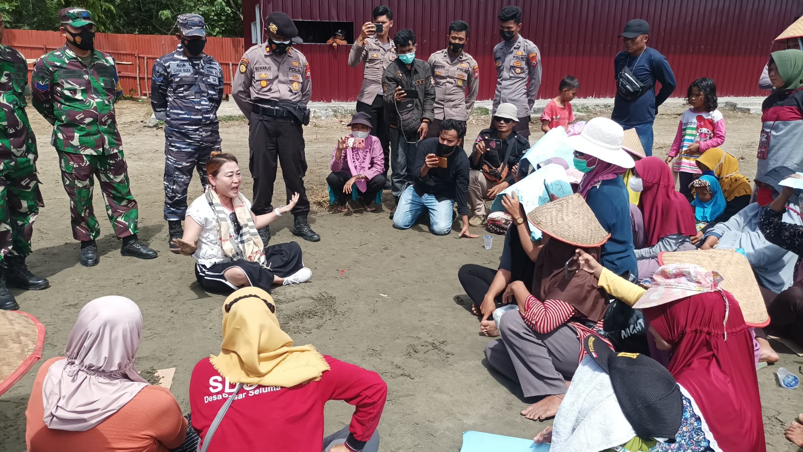 Emak-emak Seluma Tolak Tambang Pasir Besi, Ancam Nginap Jika Alat Tambang Tidak Keluar
