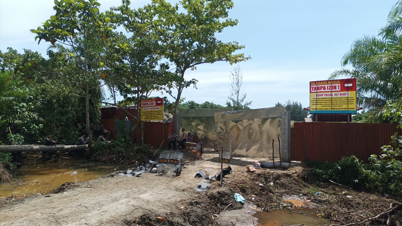 Aksi Ibu-ibu Seluma Tolak Tambang Pasir Besi Dibubarkan Paksa Polisi