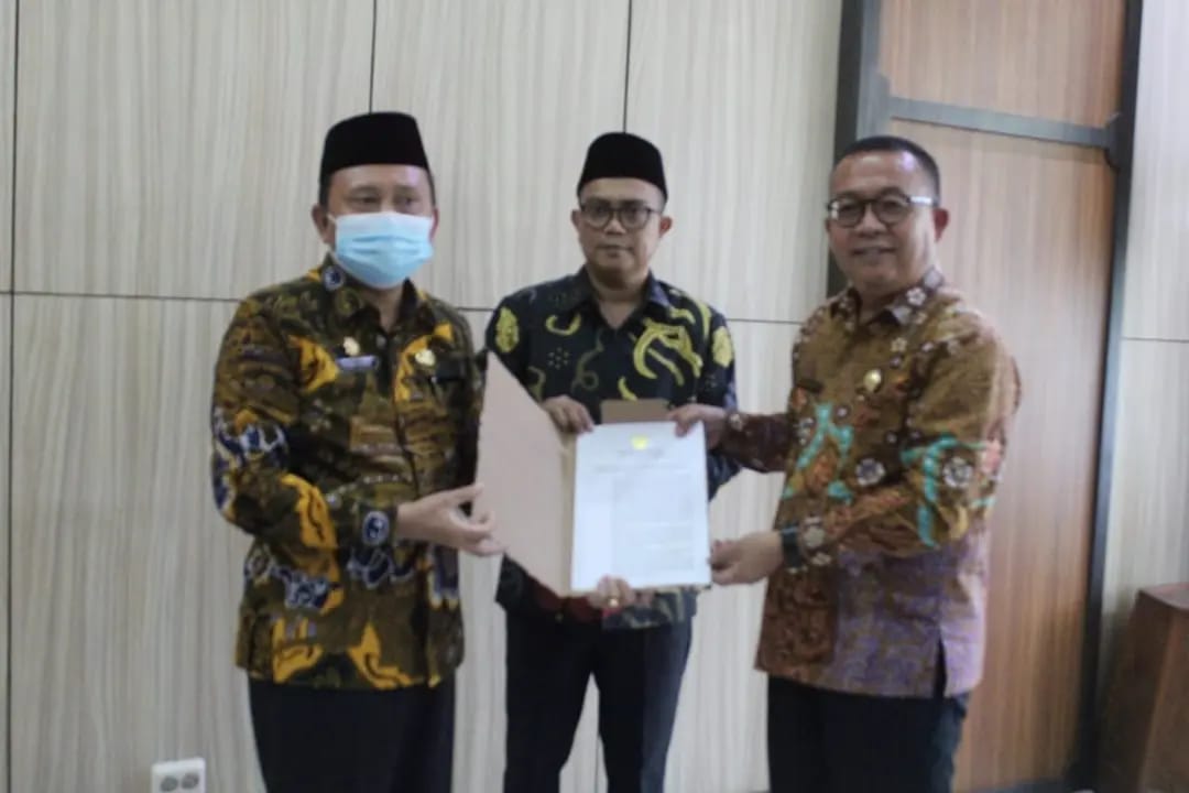 Penyerahan SK Gubernur tentang Pembatalan Peraturan Walikota ini diwakili Sekda Provinsi Bengkulu Hamka Sabri kepada Asisten I Pemda Kota Bengkulu, Eko Agurianto yang mewakili Walikota. Foto, MC Provinsi Bengkulu