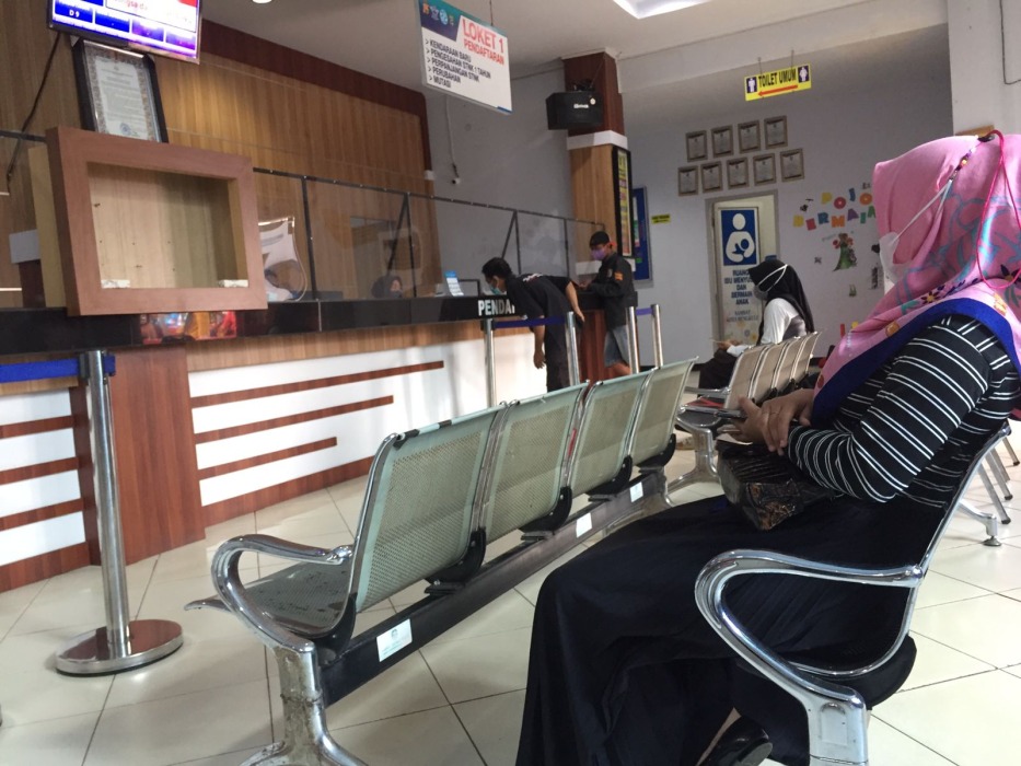 Warga yang sedang mengantri bayar pajak di Samsat Bengkulu. Foto, Cindy/BN