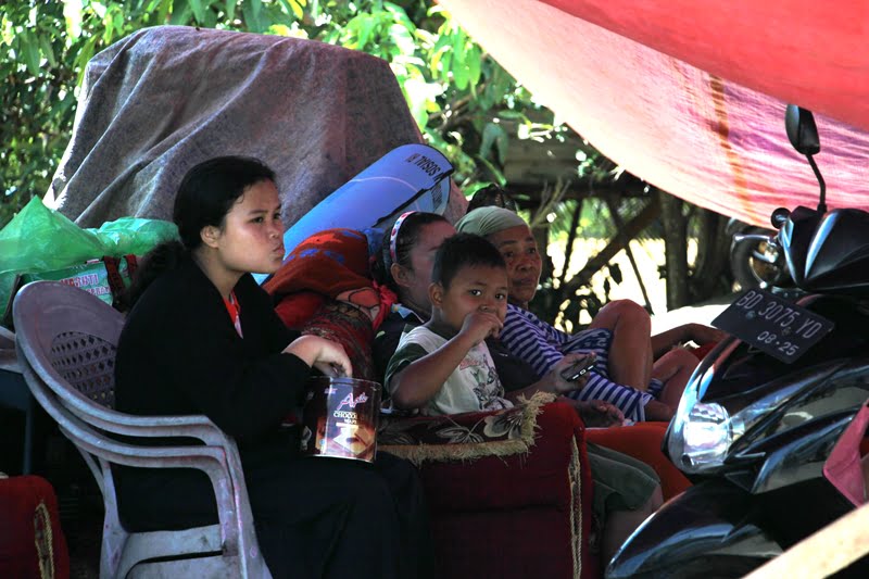 Warga yang terendam banjir mendirikan tenda darurat di tepi jalan. Foto, Dok/BN