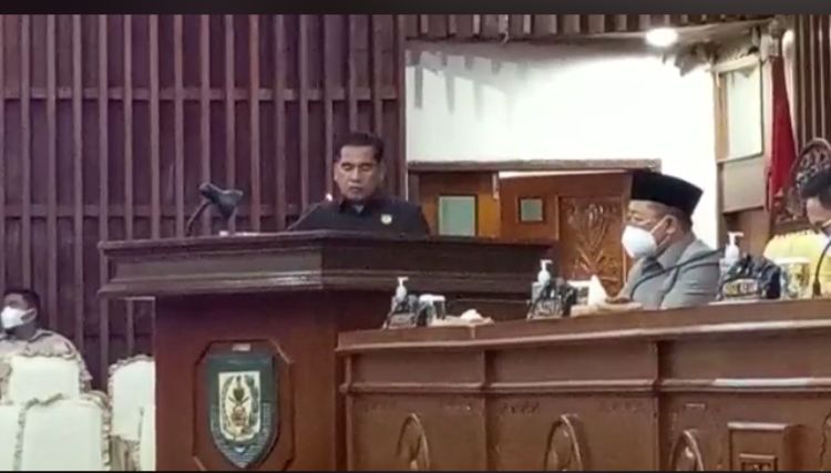 Tanggapan Fraksi Terhadap Jawaban Gubernur Atas Rapeda Keolahragaan