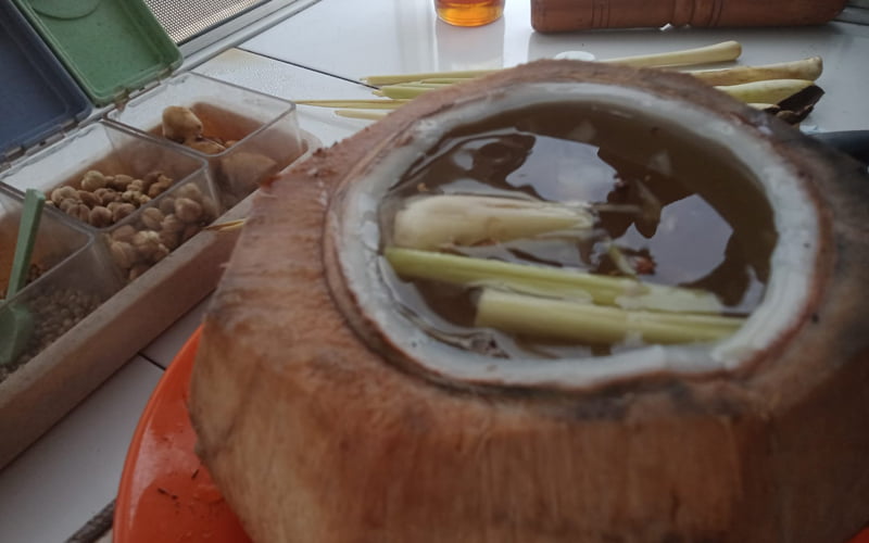 Pernah Cicip Kelapa Muda yang Dibakar? Rasanya Bikin Bertenaga