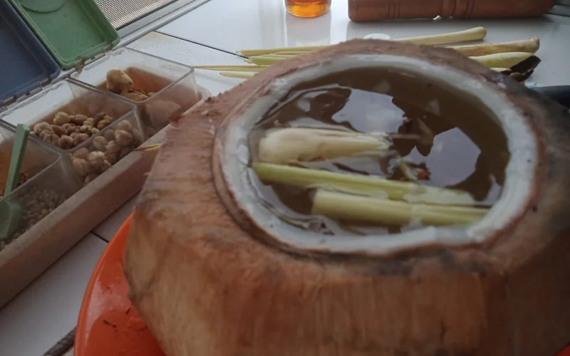 Pernah Cicip Kelapa Muda yang Dibakar? Rasanya Bikin Bertenaga