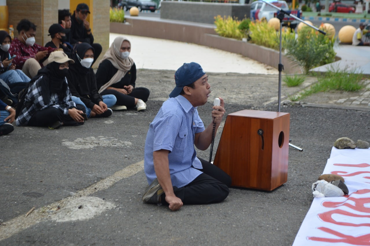 Mahasiswa Gelar Mimbar Bebas di Depan Gedung DPRD