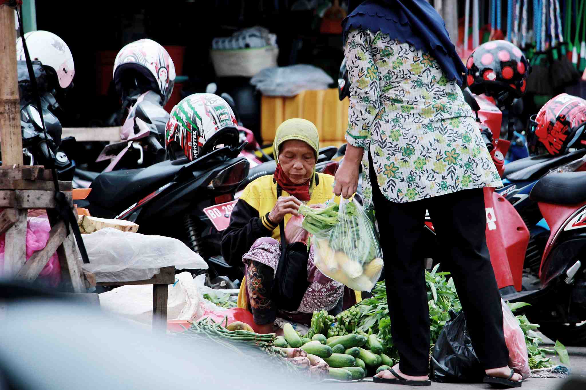 Pedagang sayuran di pelataran parkir jalan Soeprapto. Foto, Dok.BN