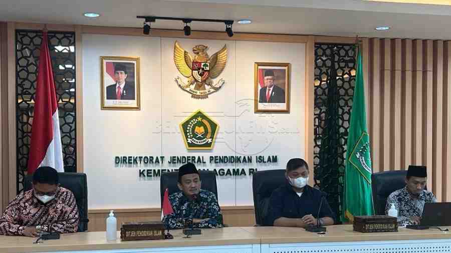 


Direktur KSKK Madrasah jelaskan pencairan dana BOS Madrasah. Foto, Kemenag