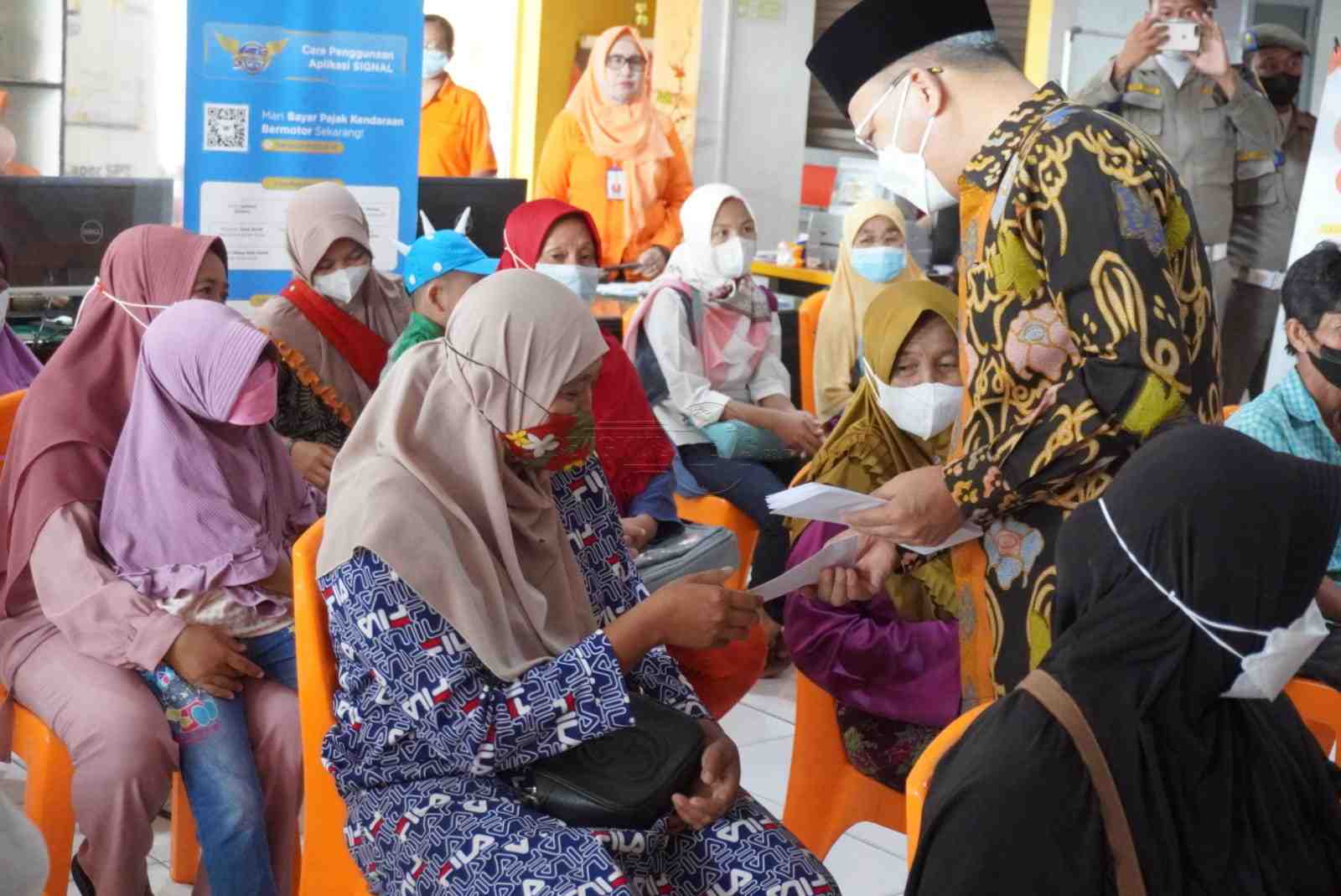 Gubernur Bagi-bagi BLT Minyak Goreng di Kantor Pos