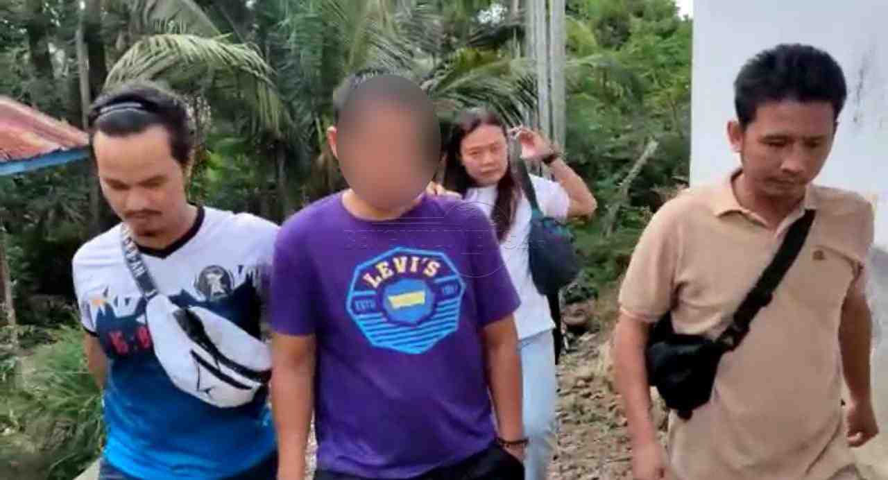 Tsk (Tengah) saat diamankan polisi
