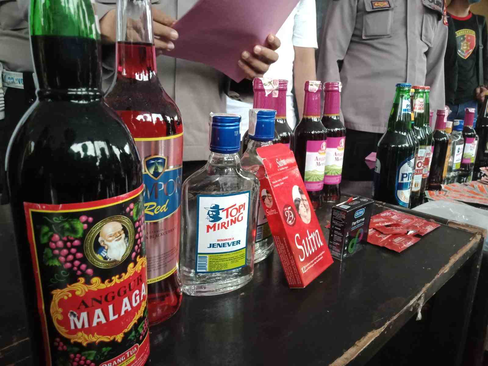 Polres Bengkulu Sita Ribuan Botol Miras dan Ratusan Liter Tuak