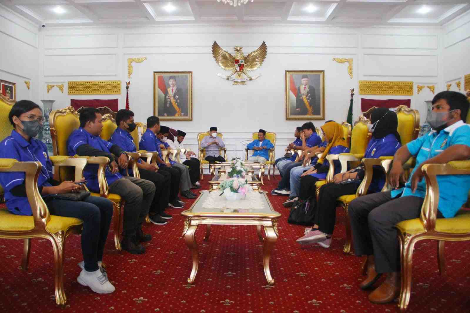 Gubernur Rohidin terima audiensi Pengurus DPD KNPI Bengkulu versi Riri Damayanti, di Gedung Daerah Balai Raya Semarak Bengkulu, Rabu (20/04). Foto, MC