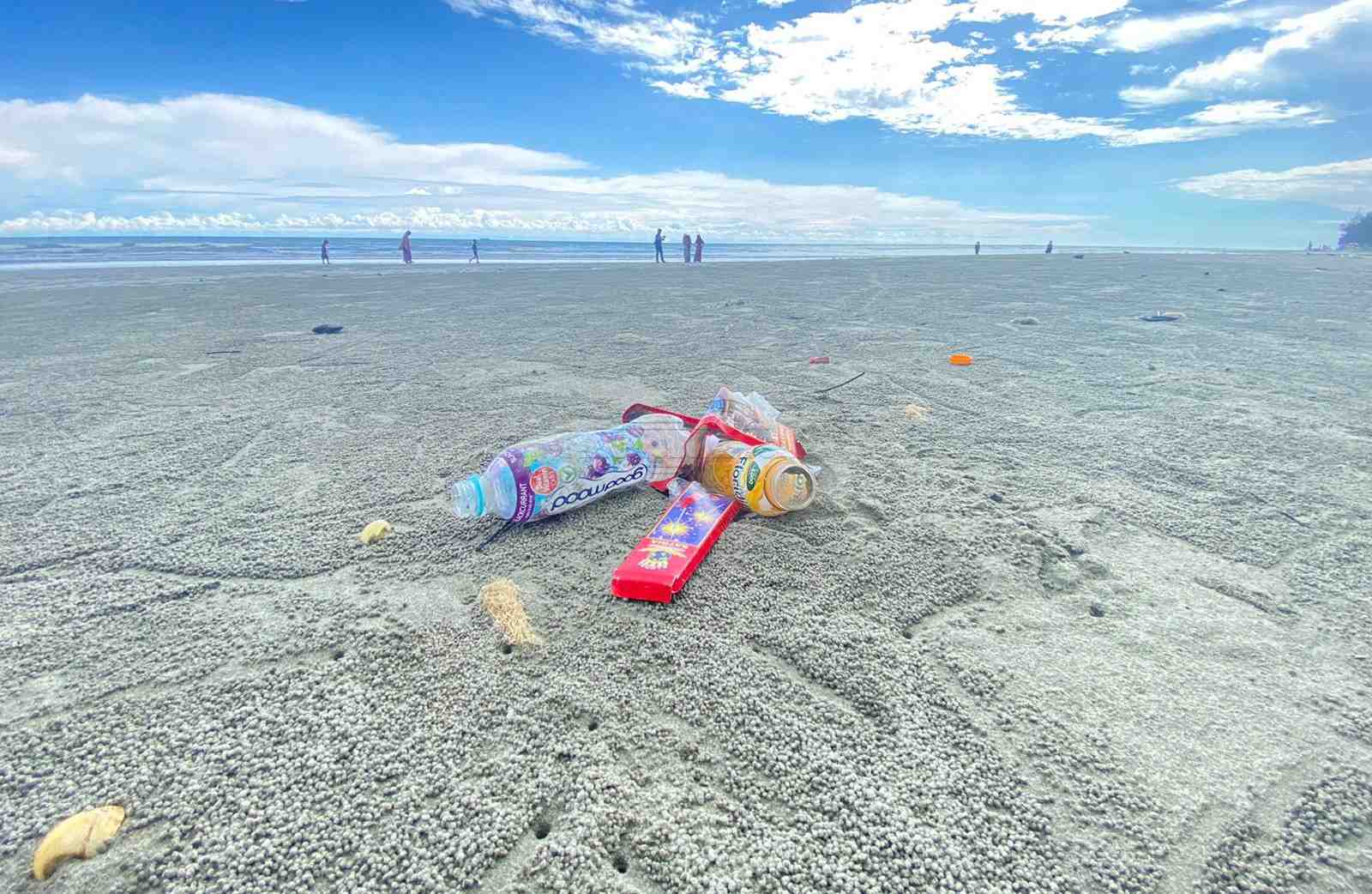 Tumpukan sampah di objek wisata Pantai Panjang. Foto, Cindy/BN