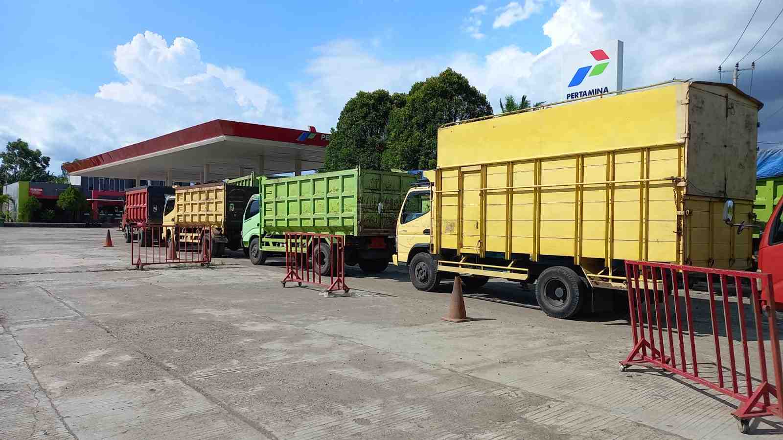 Antrian kendaraan di salah satu SPBU di Kabupaten Bengkulu Tengah. Foto, Dok.BN