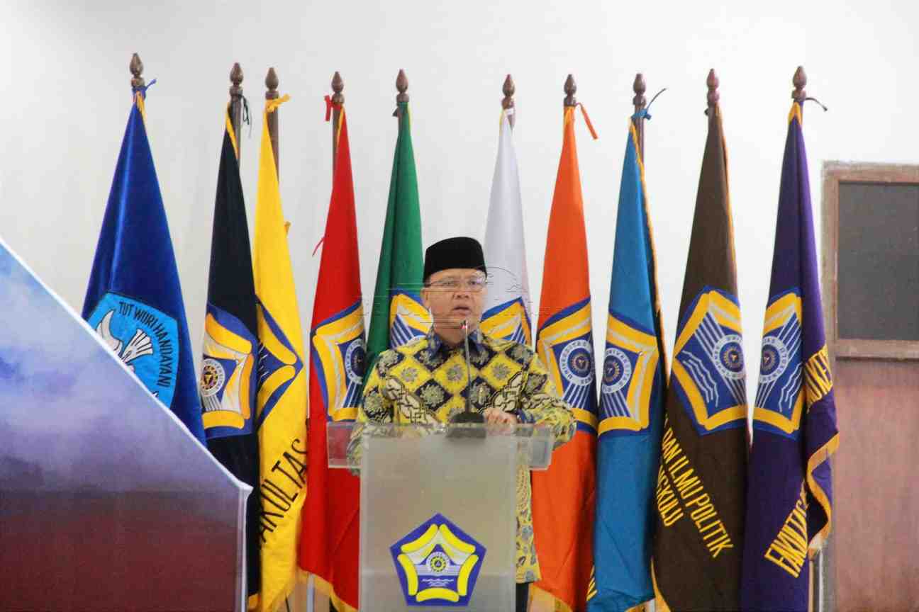 Gubernur Bengkulu Rohidin Mersyah dalam sambutannya pada Sidang Terbuka Senat Universitas Bengkulu Dalam Rangka Dies Natalis Universitas Bengkulu ke-40, Senin (25/4/2022). Foto, MC