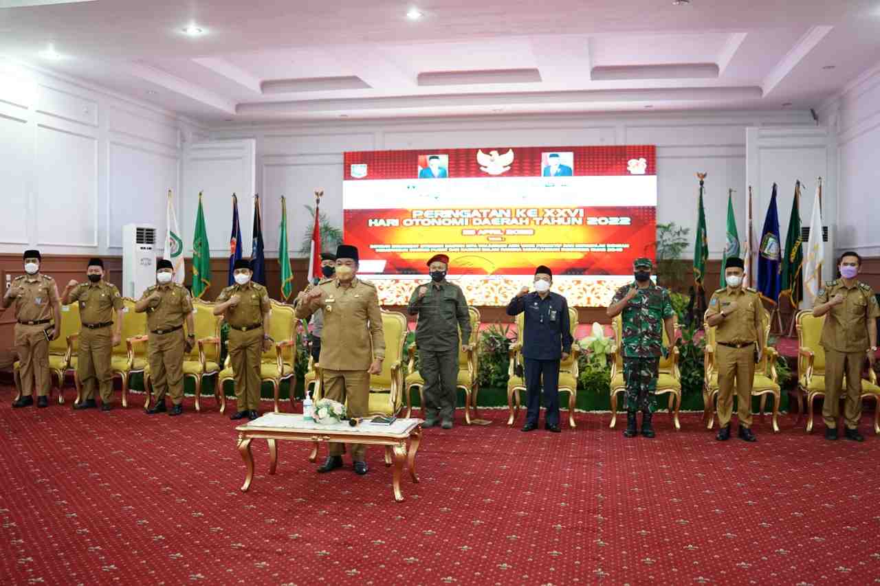 Wakil Gubernur (Wagub) Bengkulu Rosjonsyah mengikuti peringatan Otda secara Virtual dari Balai Daerah Semarak Bengkulu, Senin 26/4/2022. Foto, MC