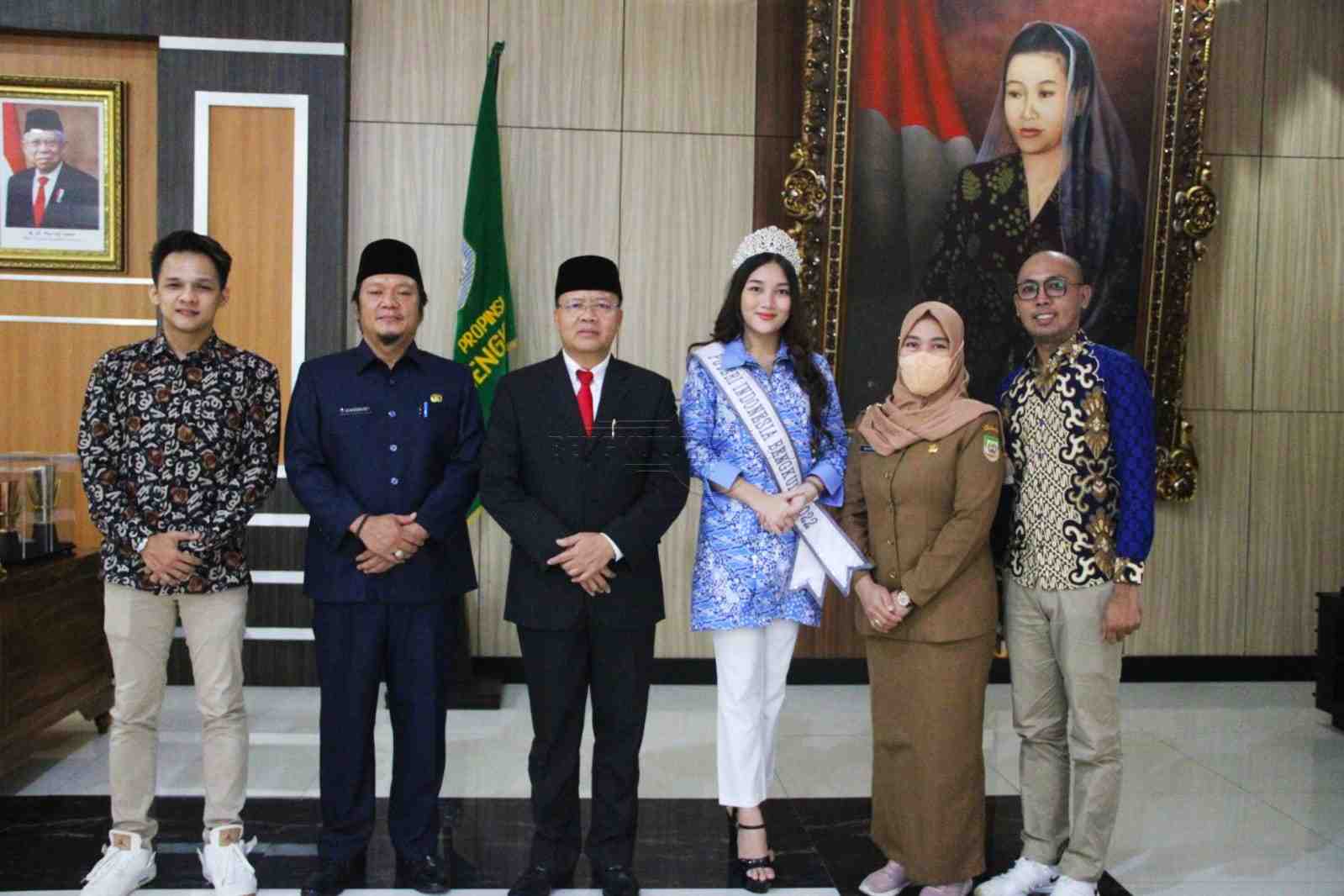 Gubernur Bengkulu terima audiensi Finalis Putri Indonesia mewakili Provinsi Bengkulu Tahun 2022 Syafaniar Virgy, di Ruang Kerja Gubernur Bengkulu, Senin (25/04). Foto, MC