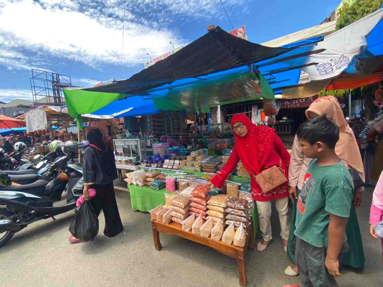 Warga Pilih Buat Kue Sendiri Meski Telur Mahal