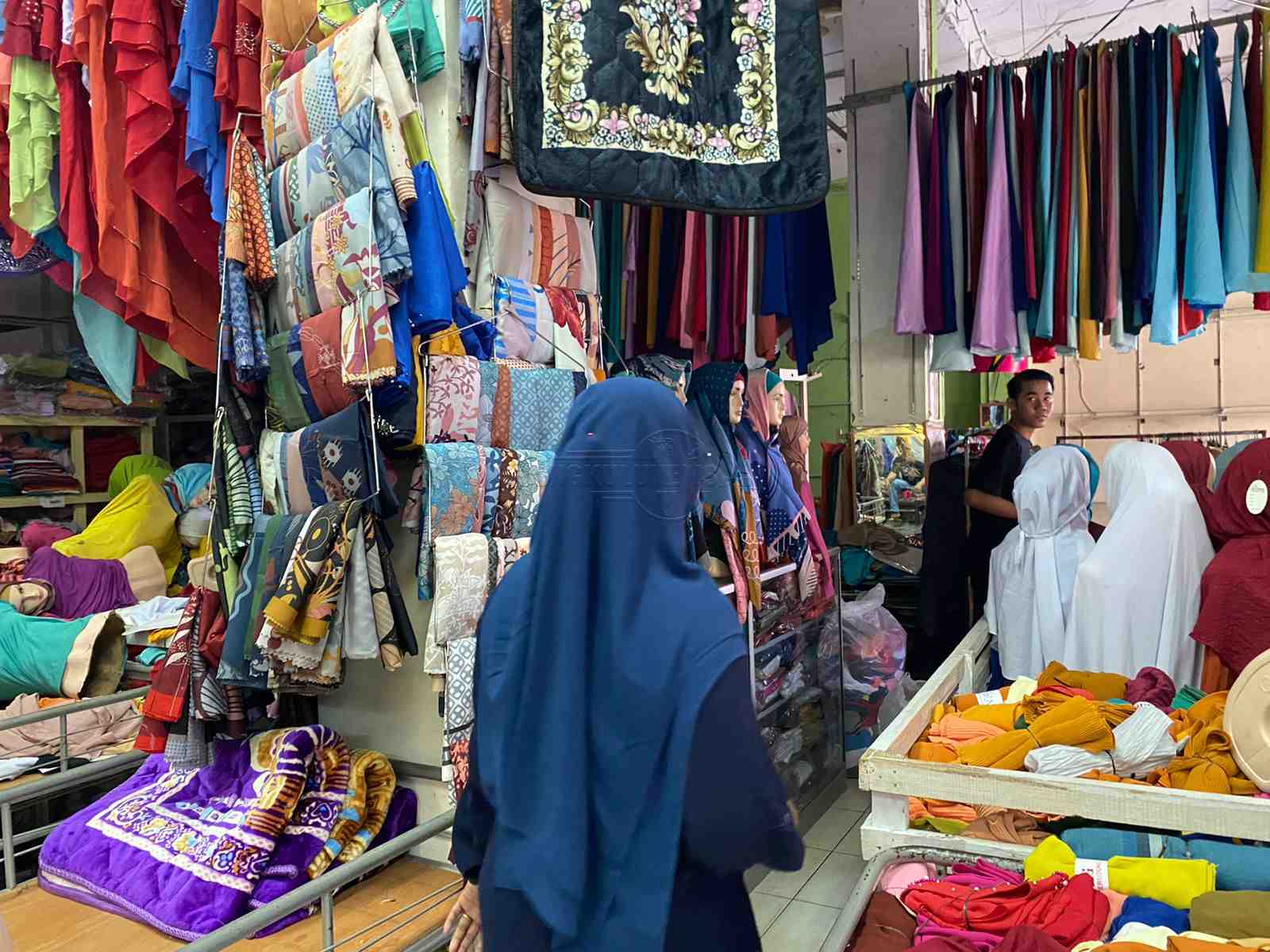 Pengunjung Sepi Usai Kebakaran Mega Mall