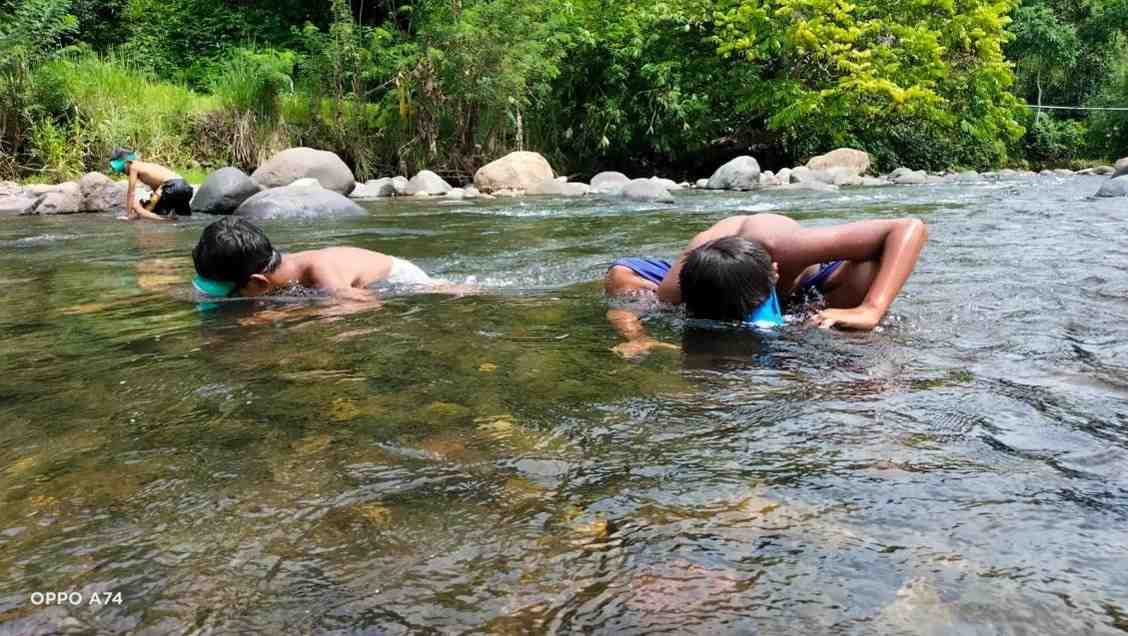 Anak-anak sedang mencari ikan di Sungai Rindu Hati, Bengkulu Tengah. Foto, Dokumentasi Ecoton