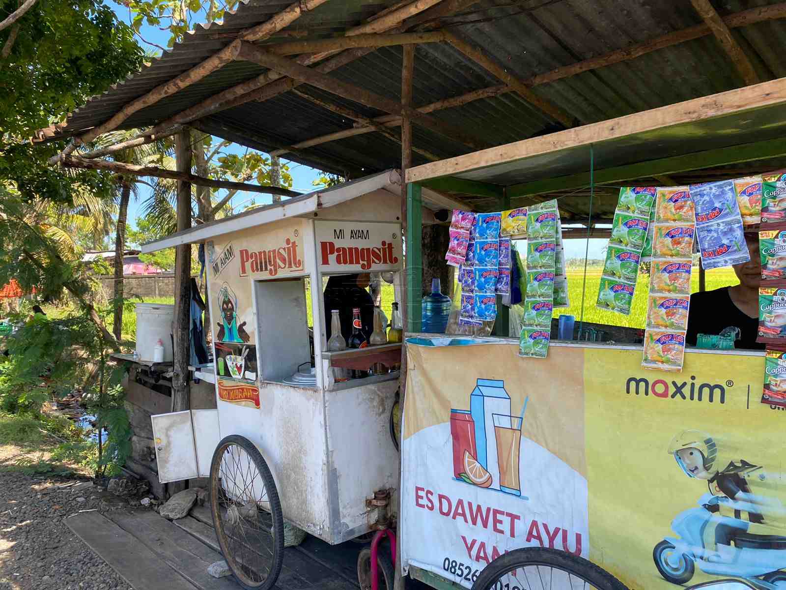 Buah Manis Jualan Mie Ayam di Tepi Sawah