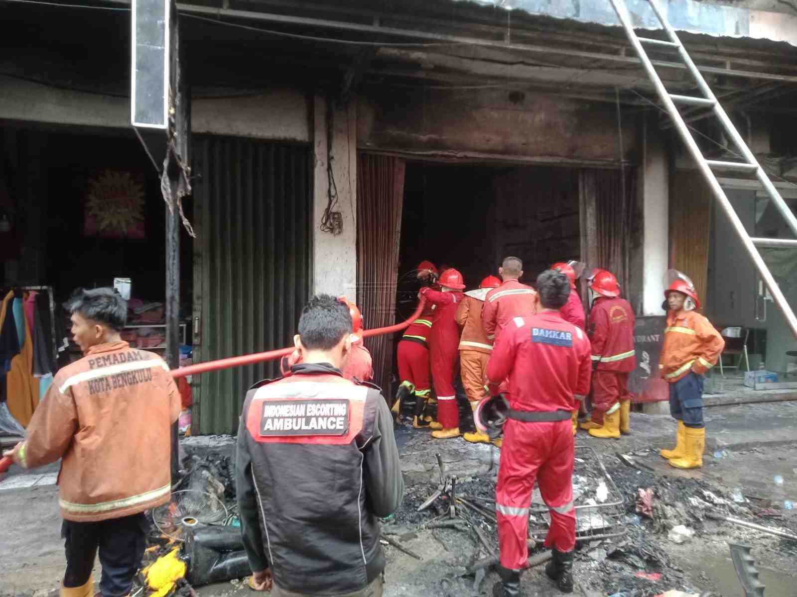 Kebakaran di Mega Mall. Foto, Kurniawan/BN