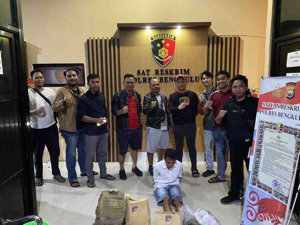 Tersangka saat ditangkap polisi
