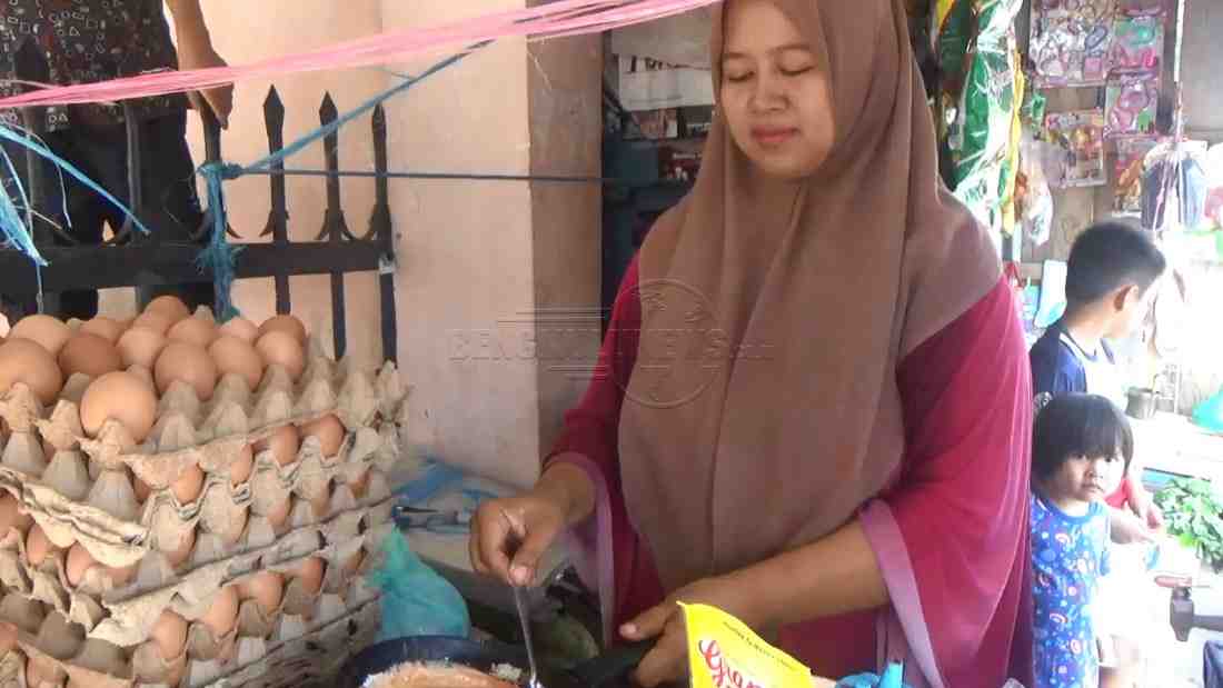 Nurdareanti seorang pedagang kerak telor di kawasan Sekolah Dasar Negeri (SDN 59) jalan Bukit Barisan Kelurahan Kebun Tebeng Kecamatan Ratu Agung Kota Bengkulu. Foto, Kurniawan/BN