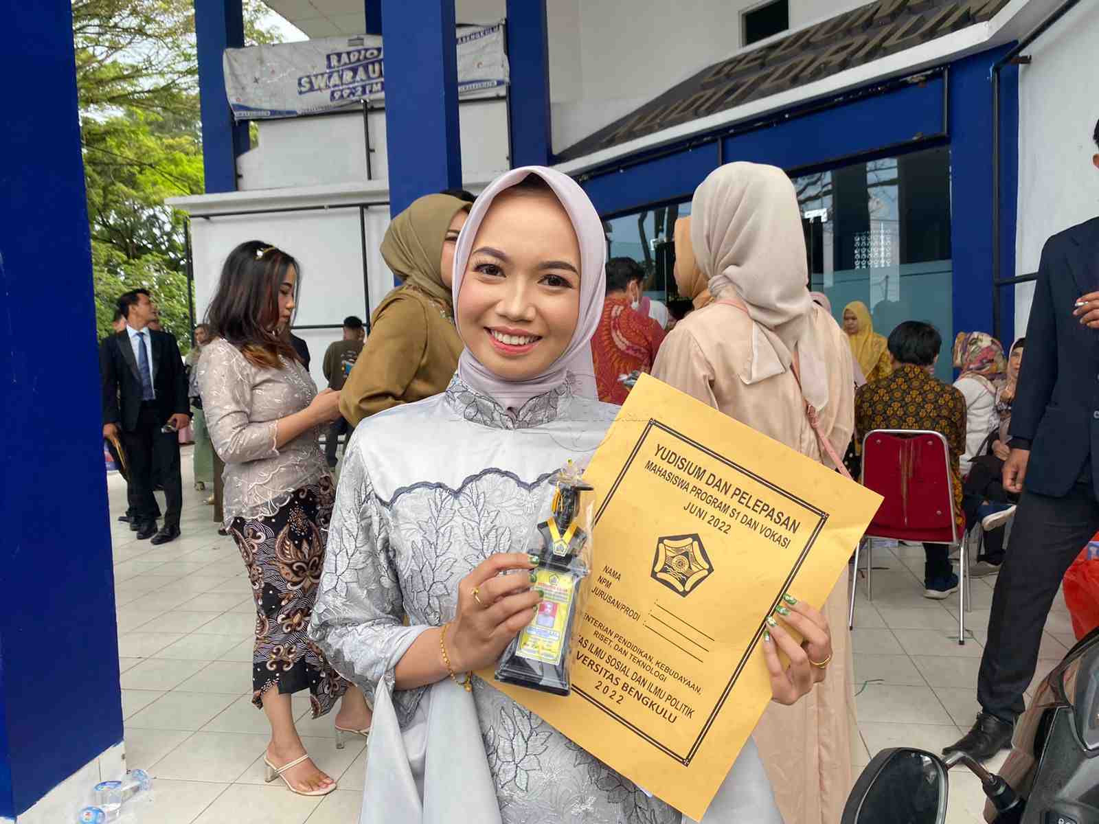 Senyum Sumringah Mahasiswa Unib Gelar Yudisium Offline Pertama usai Pandemi