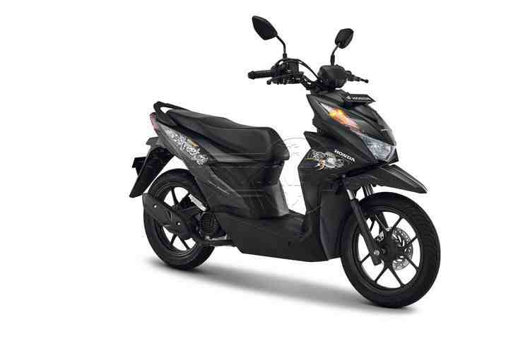 New Honda Beat Street. Skutik compact ini memiliki kapasitas u-box (utility box) yang besar yaitu 11 liter. Dengan ketinggian jok yang nyaman setinggi 740mm memberikan kenyamanan pada saat berkendara sendiri maupun berboncengan, baik pria maupun wanita. 
