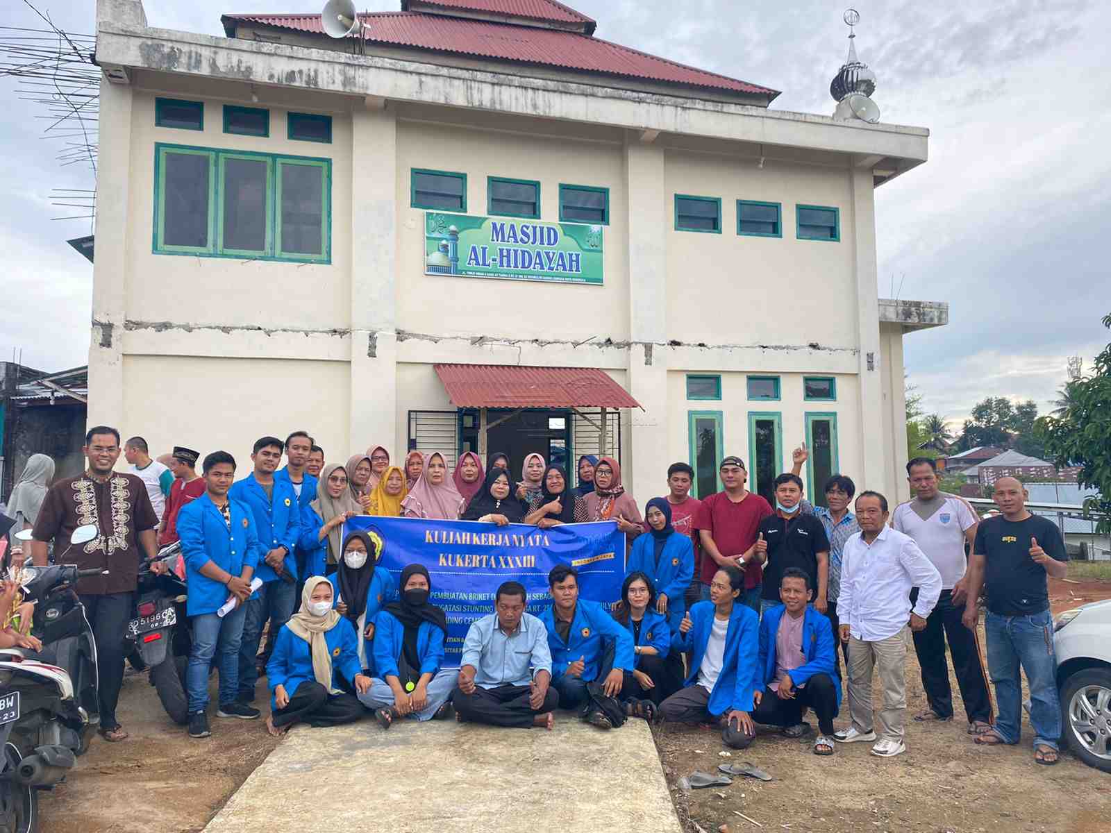 Kukerta Unihaz Membuat Briket dari Sampah, Solusi Kebersihan Lingkungan