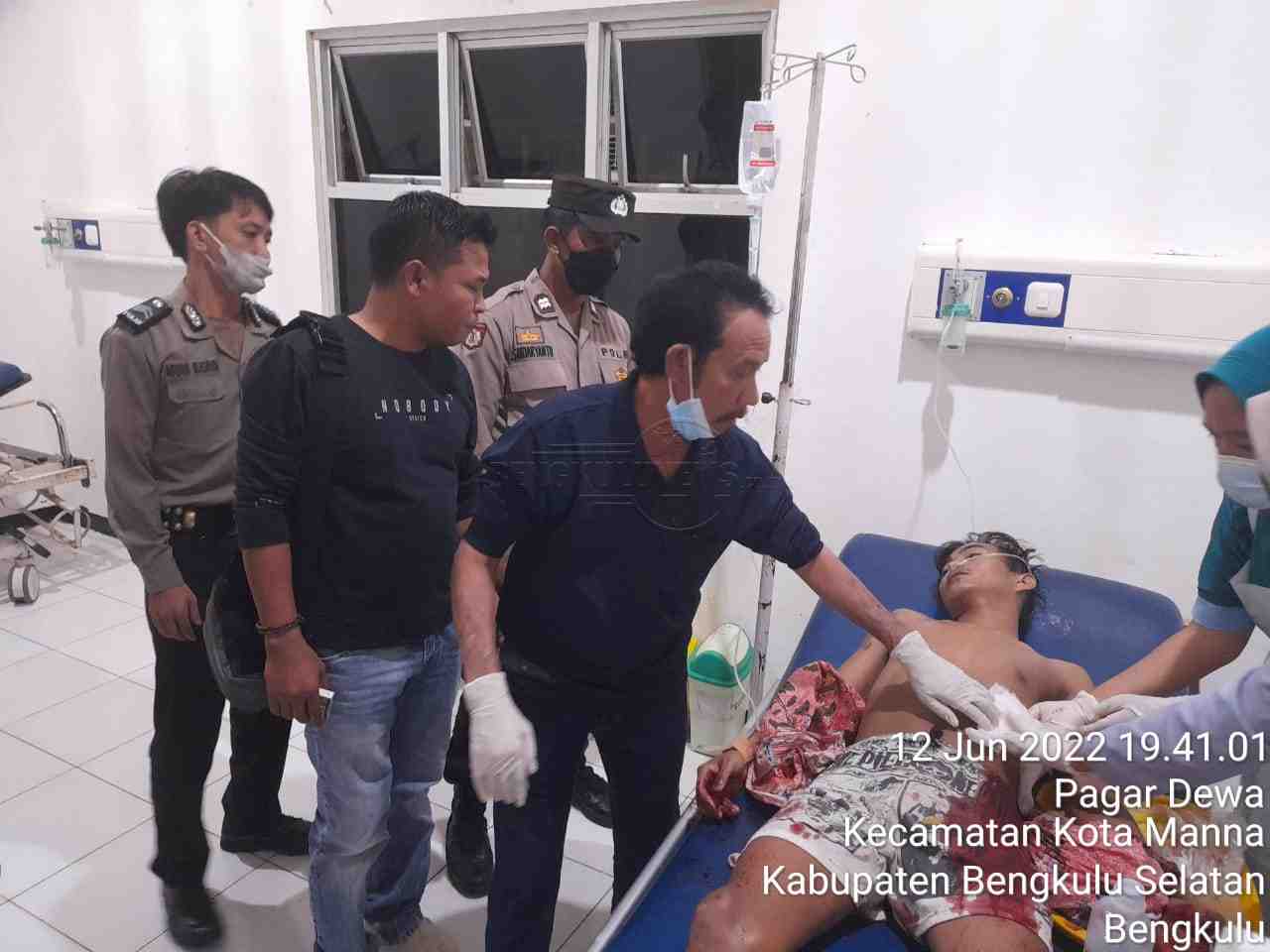 Polisi Buru Pelaku Penusukan Randika