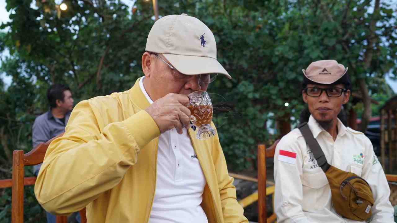 Rohidin Bersama Komunitas Mangrove Nikmati Suasana Petang di Kampung Jenggalu