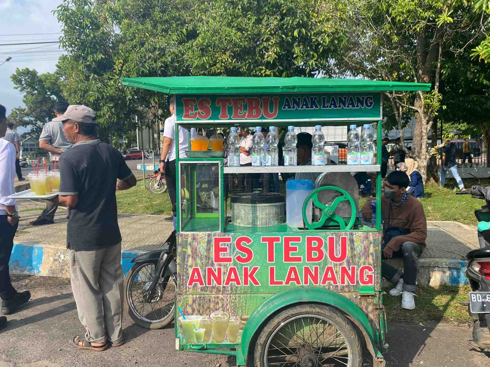 Unjuk Rasa Bikin Pedagang Minuman Berseri