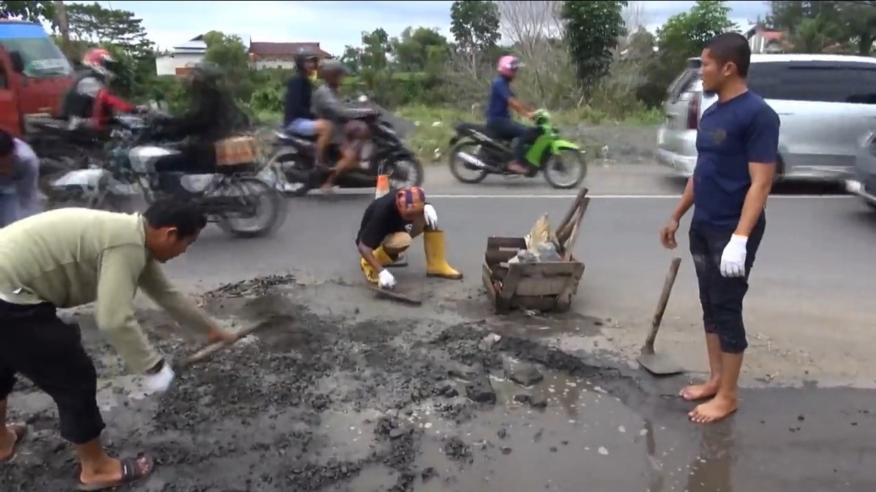 Tak Kunjung Ditangani Pemerintah, Warga Gotong Royong Perbaiki Sendiri Jalan Rusak